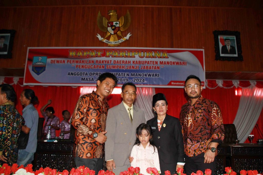Anggota Dewan Perwakilan Rakyat Daerah (DPRD) Manokwari terpilih, Orpa Tandiseno, SP pose bersama keluarga usai dilantik, belum lama ini.